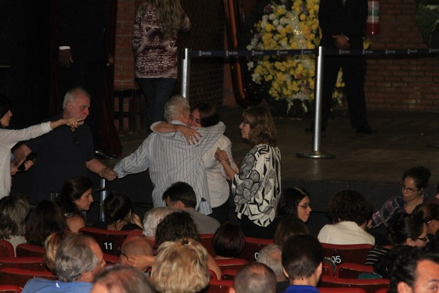 Othon Bastos abraça a mulher de Wilker, Cláudia Montenegro (Foto: Marcos Ferreira - Fotorionews)