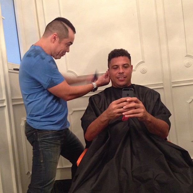 Ronaldo posta foto cortando o cabelo (Foto: Instagram / Reprodução)