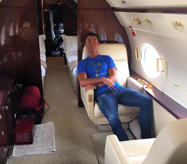 Cristiano Ronaldo posando em seu jatinho particular (Foto: Reprodução/Instagram)
