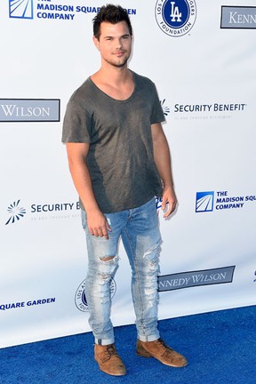 Taylor Lautner em evento beneficente em Los Angeles, nos Estados Unidos (Foto: Frazer Harrison/ Getty Images/ AFP)
