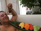 Após cirurgia, Leandro Hassum 'pega leve' com dieta de frutas