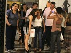 De vestido justinho, Lívian Aragão faz sucesso em shopping no Rio
