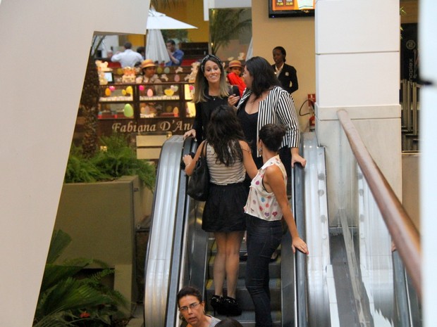 Vanessa Giácomo e Fernanda Pontes em shopping do Rio (Foto: Daniel Delmiro / AgNews)