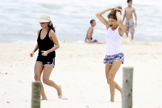 Grazi e Ana Lima correm na praia (Foto: Dilson Silva/ Ag. News)
