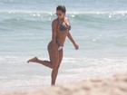 Lucilene Caetano pega sol e aproveita para exibir corpo em praia do Rio