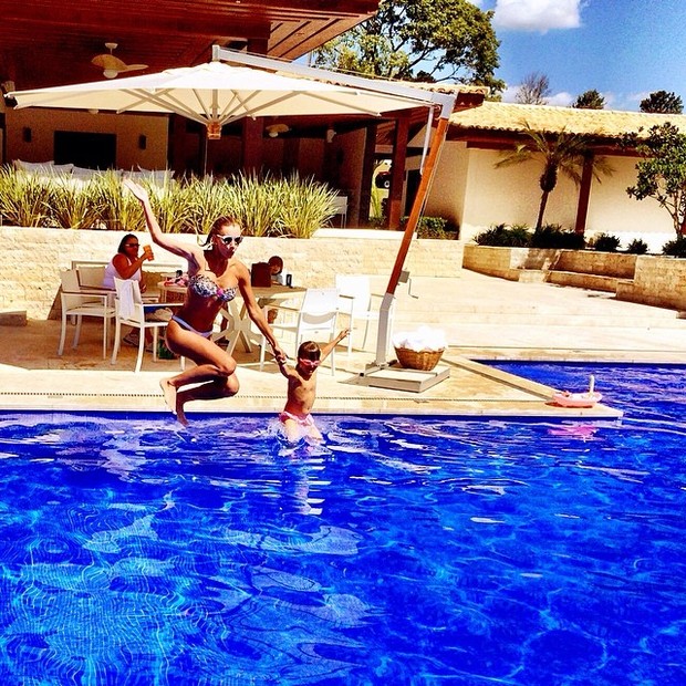 Ana Paula Siebert e Rafinha Justus brincam na piscina (Foto: Reprodução/ Instagram)
