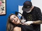 No retoque! Monique cuida da tatuagem antes de ensaio nu