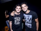 Que dupla! Bruno Gissoni e Rodrigo Simas vão a show no Rio