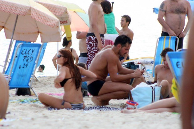 Mariah Rocha na praia com o filho (Foto: JC Pereira/Agnews)