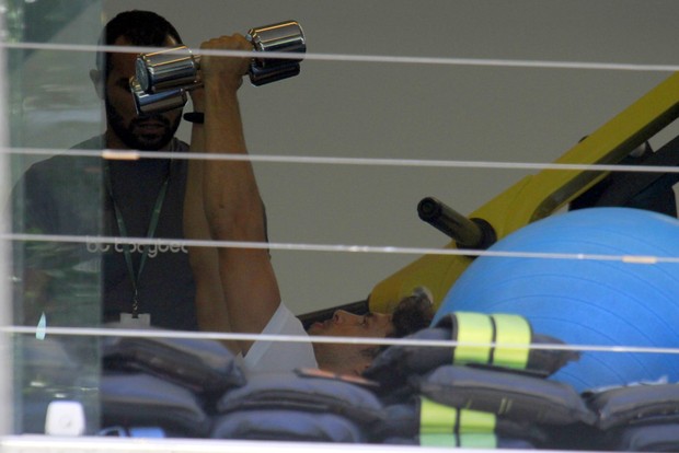 Cauã Reymond malhando em academia na Barra da Tijuca, RJ (Foto: Dilson Silva / Agnews)