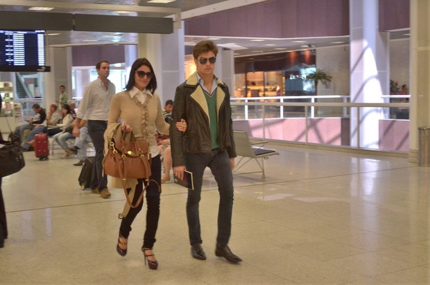 Carol Castro e o namorado no aeroporto Santos Dumont (Foto: William Oda / Foto Rio News)