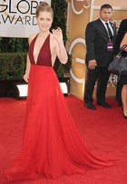 Amy Adams usa vestido superdecotado no Globo de Ouro