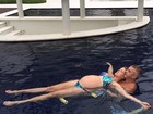 Grávida, Ana Hickmann relaxa na piscina com marido: 'Papai urso'