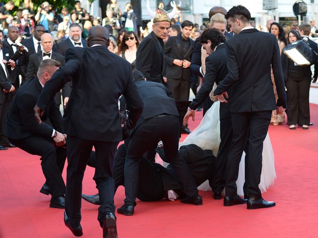 Homem invade o tapete vermelho no Festival de Cannes (Foto: AFP / Agência)