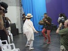 Bianca Jagger visita centro cultural em comunidade da Zona Norte do Rio