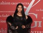 Nicki Minaj usa vestido transparente e deixa lingerie à mostra em festa
