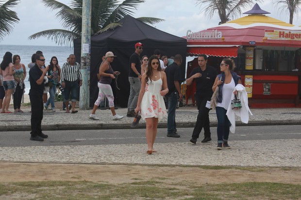 Bruna Marquezine com fãs (Foto: Dilson Silva/ Ag. News)