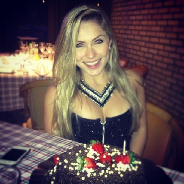 Renatinha ganha bolo após jantar de aniversário (Foto: Instagram)