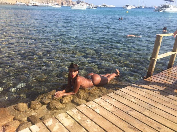 Ana Paula Evangelista curte praia em Ibiza (Foto: R2assessoria)