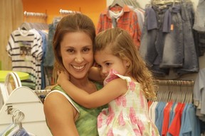 Dani Monteiro com a filha em lançamento de loja infantil (Foto: Isac Luz / EGO)