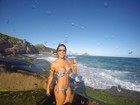 Amanda Djehdian ostenta corpo sequinho em praia do Rio