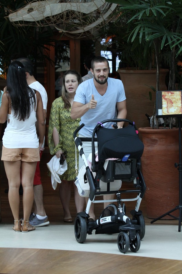 Rafael Cardoso com a família (Foto: Johnson Parraguez / Foto Rio News)