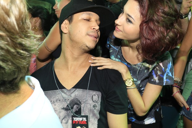 Carolina Oliveira beija o namorado Felipe Mojave (Foto: Fred Pontes/Divulgação)