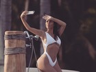 Kim Kardashian usa maiô cavado e cheio de recorte em férias no México