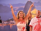 De shortinho, Viviane Araújo mostra samba no pé em gravação