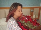 Juliana Paiva recebe flores do namorado, Juliano Laham