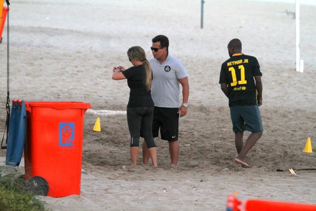 Thiaguinho e Fernanda Souza se exercitam na praia (Foto: Dilson Silva / Agnews)