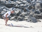 Paulo Vilhena faz alongamento e ritual antes de surfar no Rio