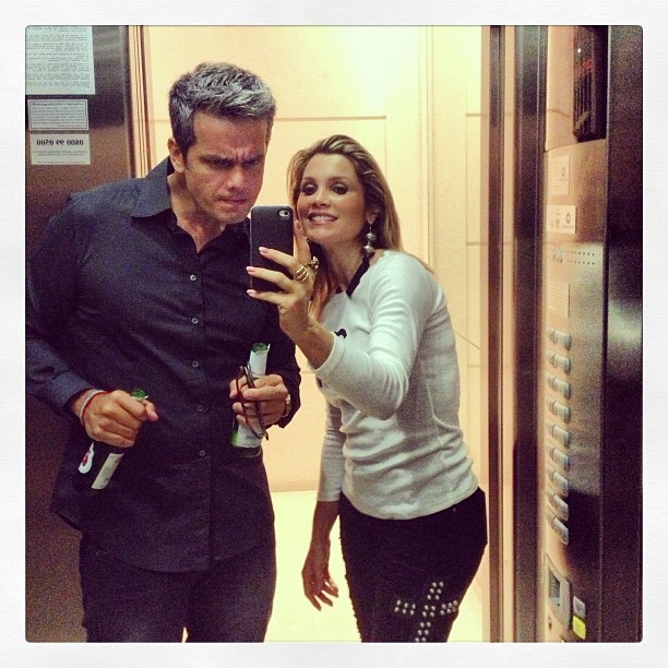 Flávia Alessandra posta foto no elevador ao lado do marido (Foto:  Instagram / Reprodução)