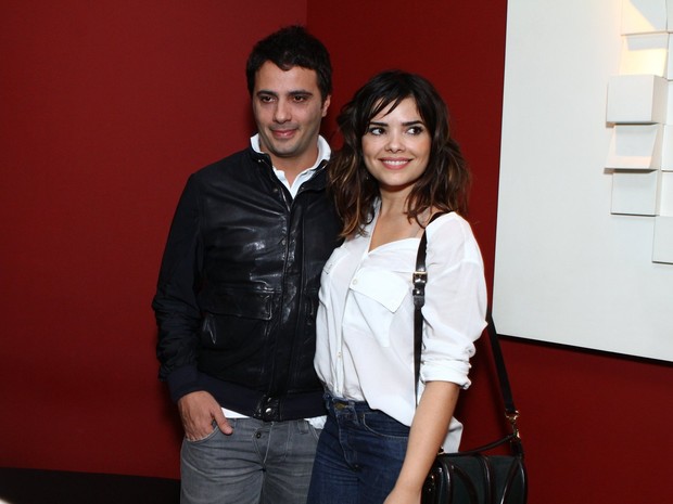 Vanessa Giácomo e o namorado na estréia da peça "Vermelho" (Foto: Raphael Mesquita / Foto Rio News)