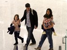 Eduardo Moscovis e família escolhem looks xadrez para ir ao shopping