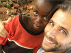 Bruno Gagliasso posta foto com criança africana: 'Novas amizades'