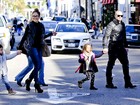 Jennifer Lopez e o namorado passeiam com as crianças em Beverly Hills