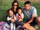 Ronaldo faz piquenique com as filhas e a noiva