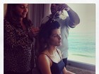 Com cara de cansada, Isabelli Fontana posta foto com cabeleireiros
