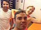Angélica mostra o muque em selfie com amigo e personal durante treino