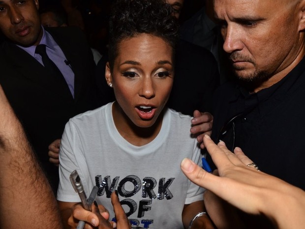 Alicia Keys com fãs após show em São Paulo (Foto: Caio Duran/ Ag. News)