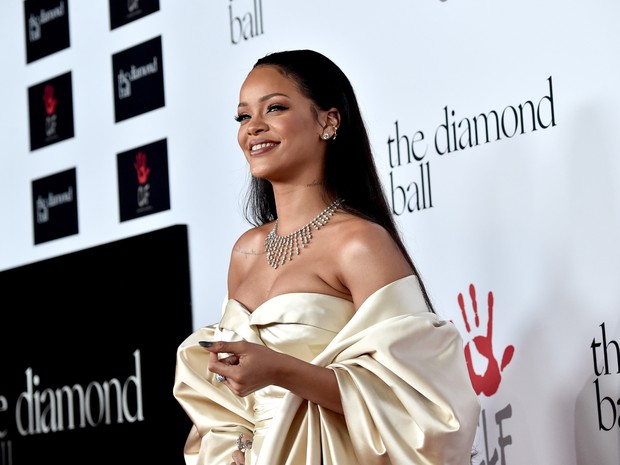Rihanna em baile de gala em Santa Monica, Califórnia, nos Estados Unidos (Foto: Alberto E. Rodriguez/ Getty Images/ AFP)