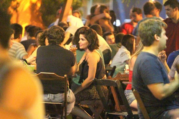 Vanessa Giácomo com namorado em barzinho na Barra da Tijuca, RJ (Foto: Delson Silva / Agnews)