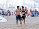 Rodrigo Hilbert e Fernanda Lima jogam vôlei, trocam beijos e curtem a prole