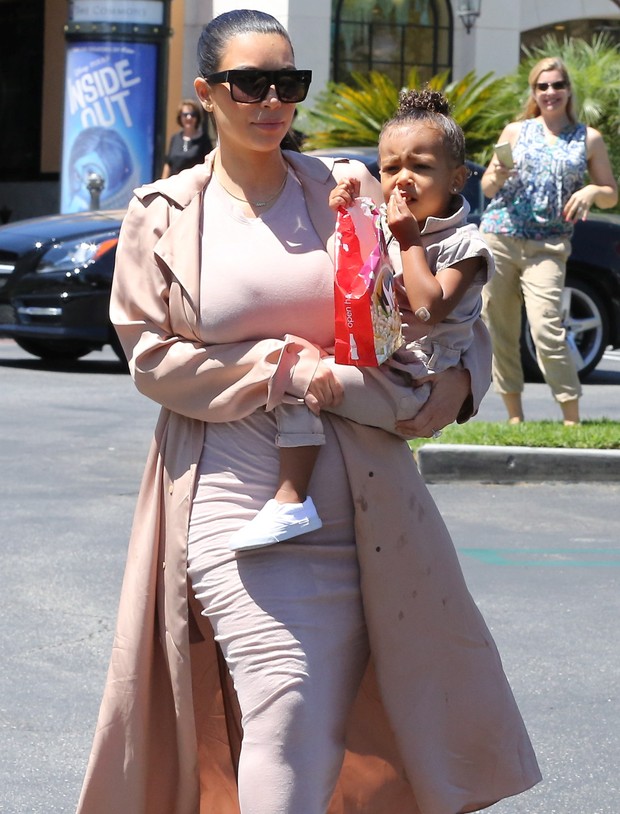 X17 - Kim Kardashian e a filha, North West, em Los Angeles, nos Estados Unidos (Foto: X17online/ Agência)