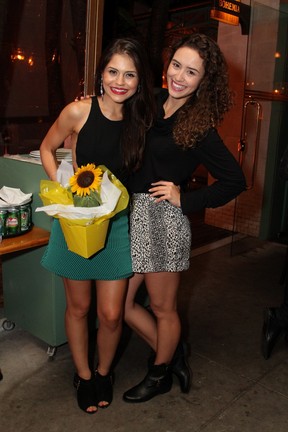 Jessika Alves e Amanda Richter em restaurante na Zona Oeste do Rio (Foto: Anderson Borde/ Ag. News)
