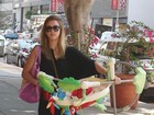 Jessica Alba vai com a filha fazer doações a uma fundação