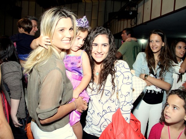 Flavia Alessandra e Livian Aragão prestigiam peça de Giulia Costa (Foto: THYAGO ANDRADE/FOTO RIO NEWS)