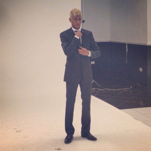 Neymar posa de terno e gravata durante um trabalho (Foto: Reprodução/Instagram)