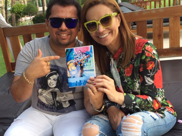 Xand e Solange Almeida, do Aviões do Forró, posam com o novo DVD (Foto: Divulgação)
